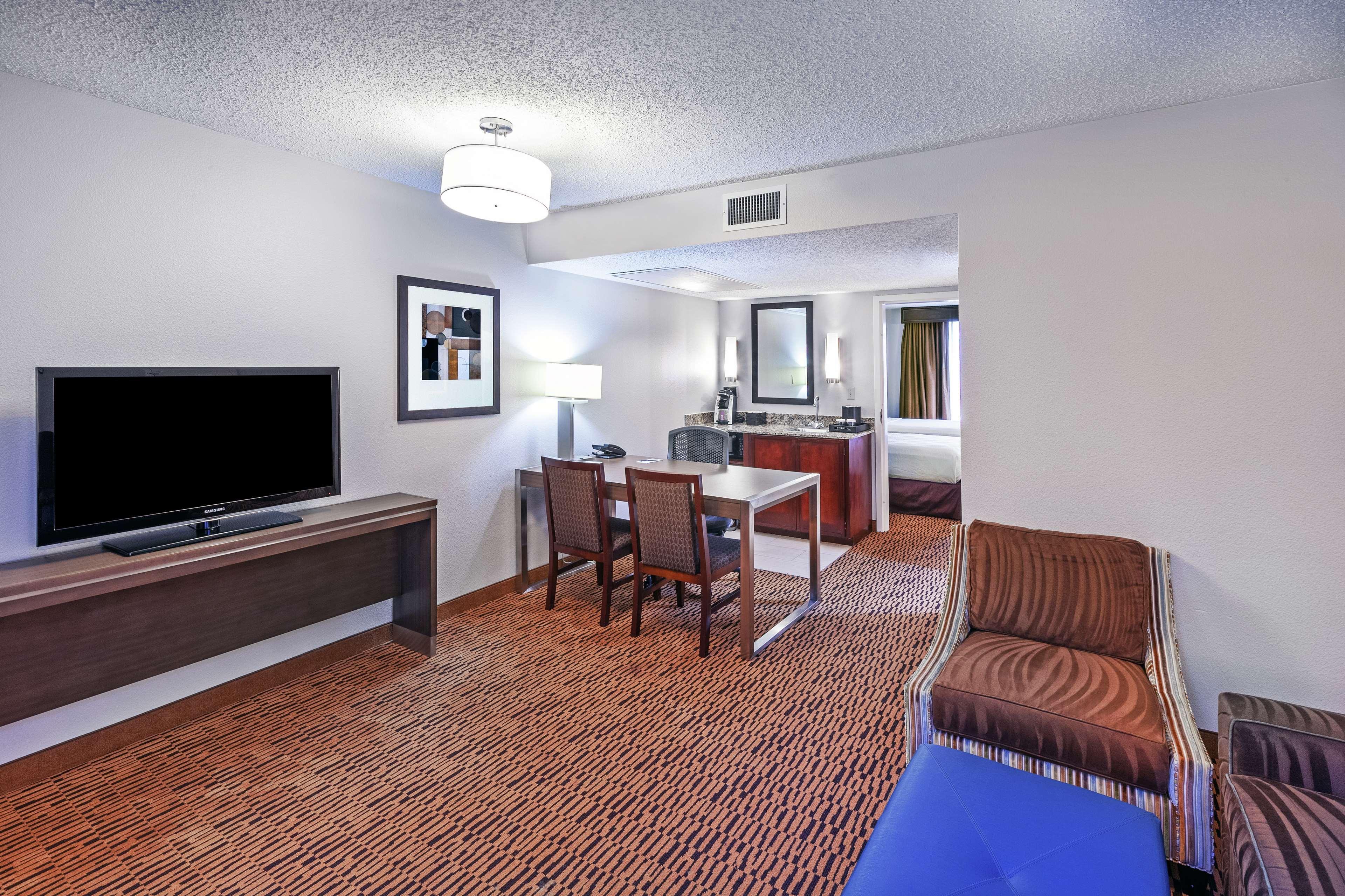 Embassy Suites By Hilton Dallas Market Center Экстерьер фото