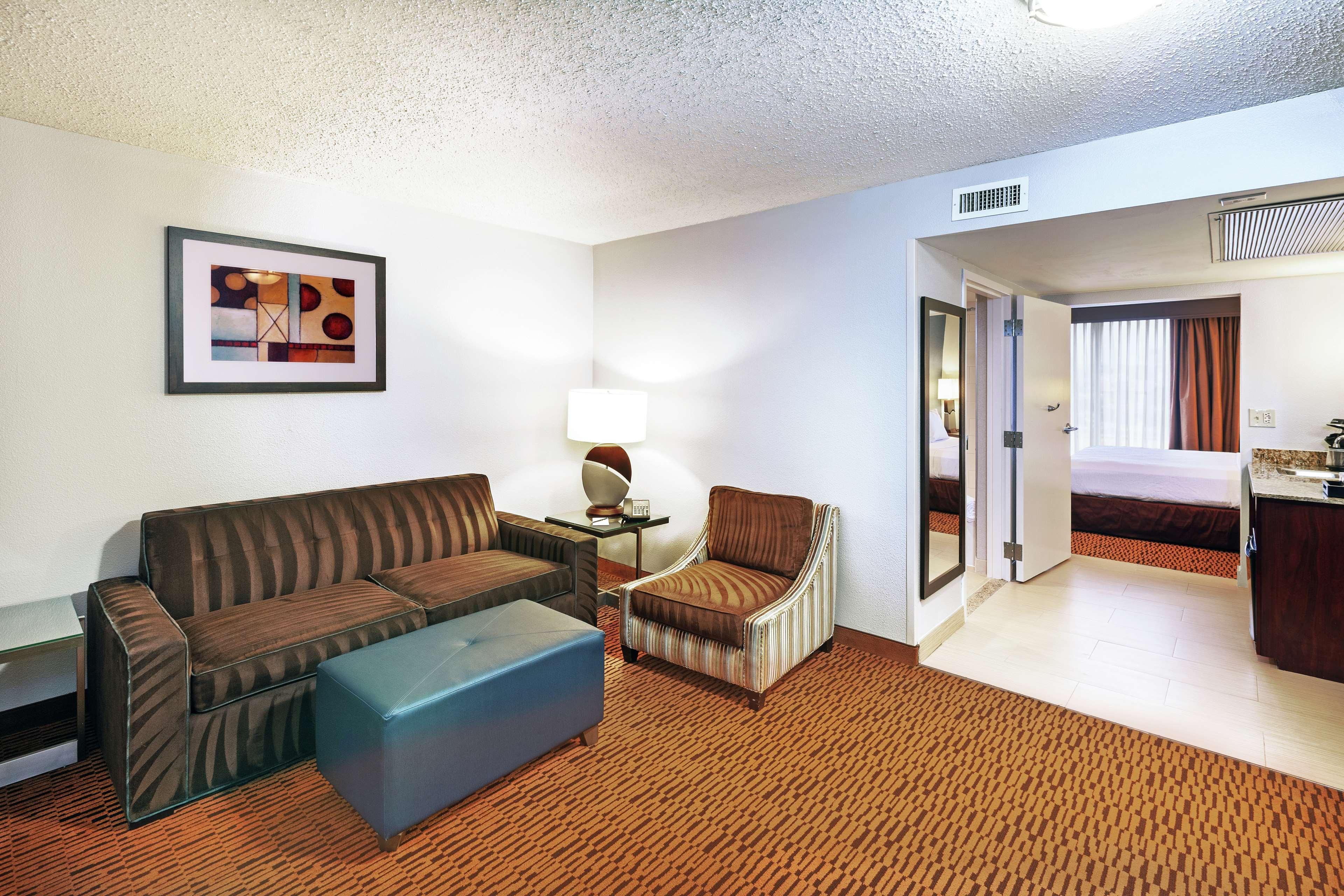 Embassy Suites By Hilton Dallas Market Center Экстерьер фото