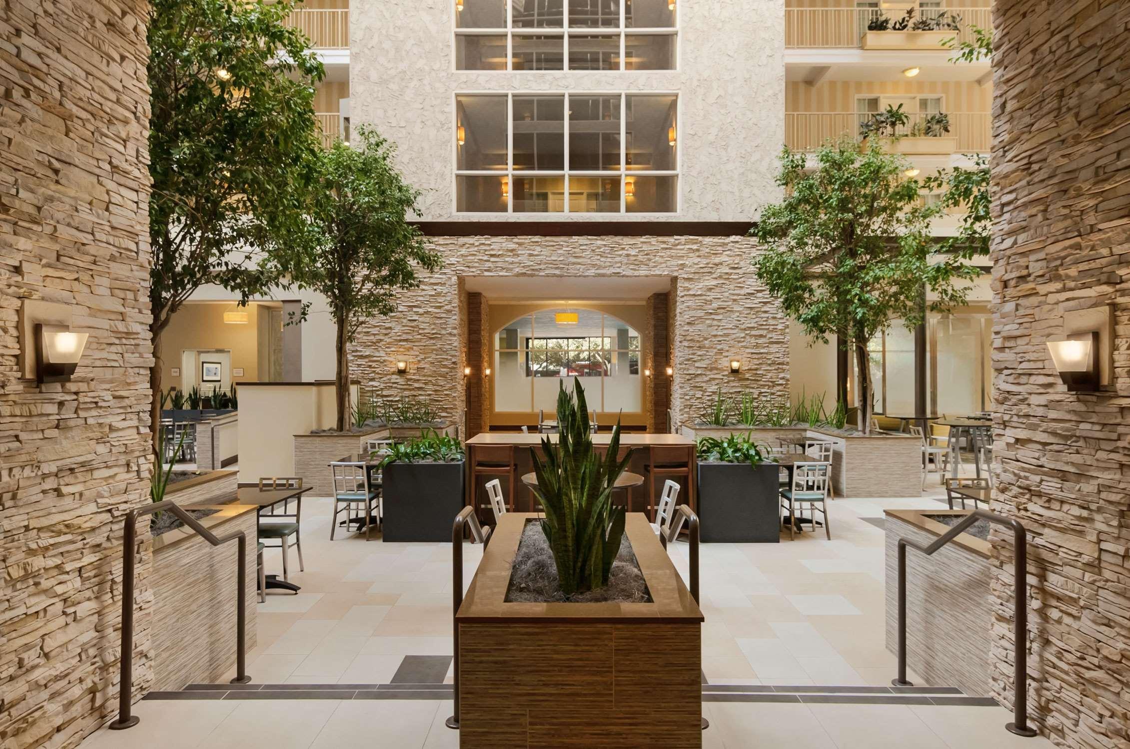 Embassy Suites By Hilton Dallas Market Center Интерьер фото