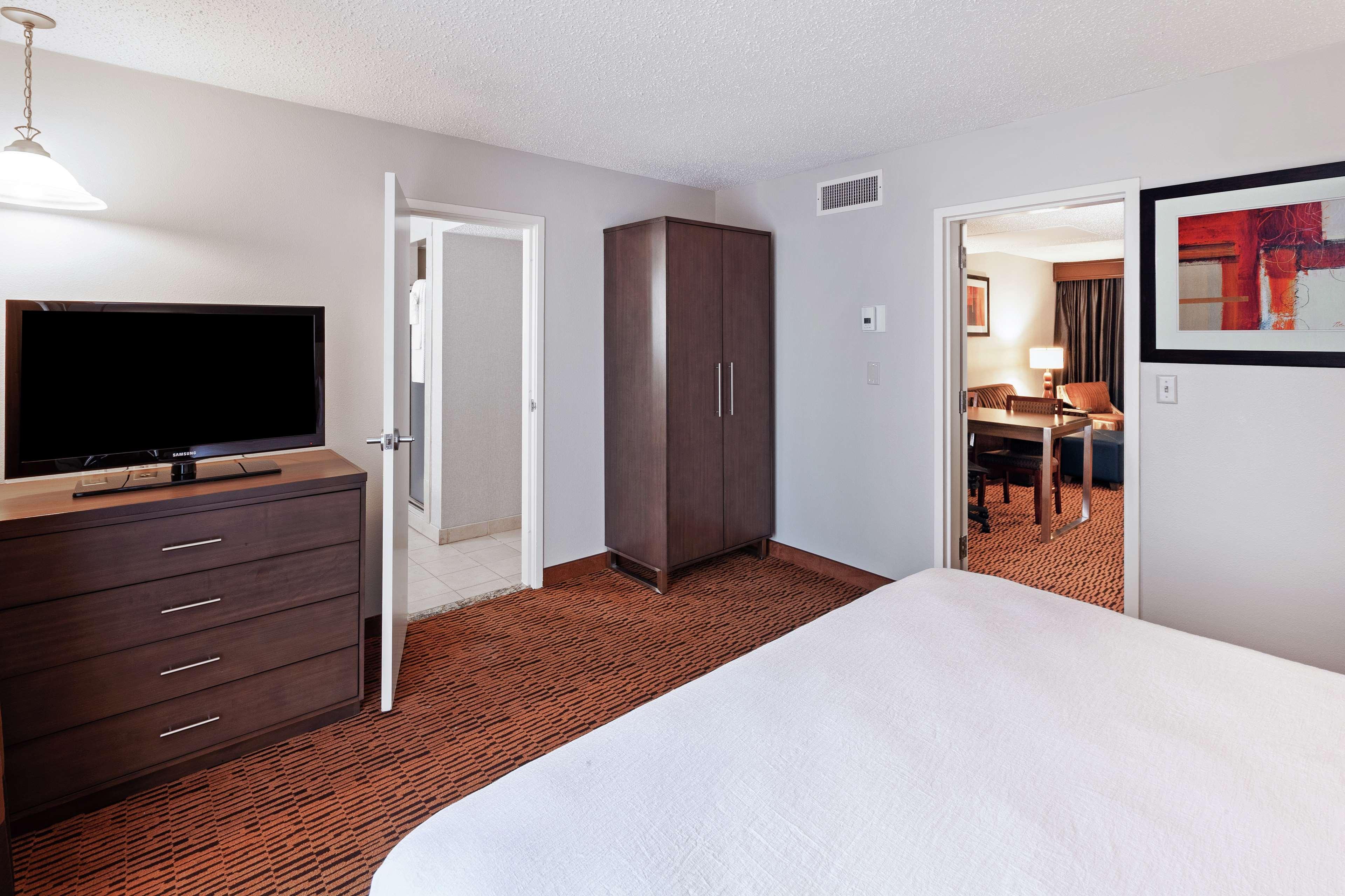 Embassy Suites By Hilton Dallas Market Center Экстерьер фото