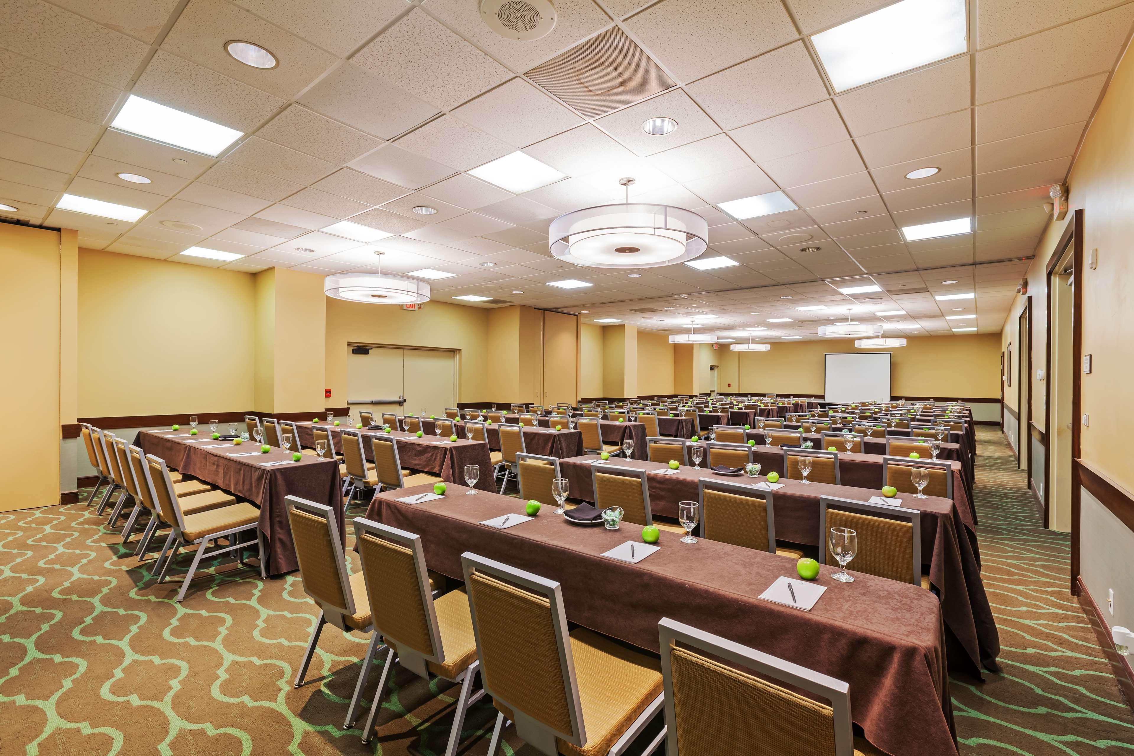 Embassy Suites By Hilton Dallas Market Center Экстерьер фото