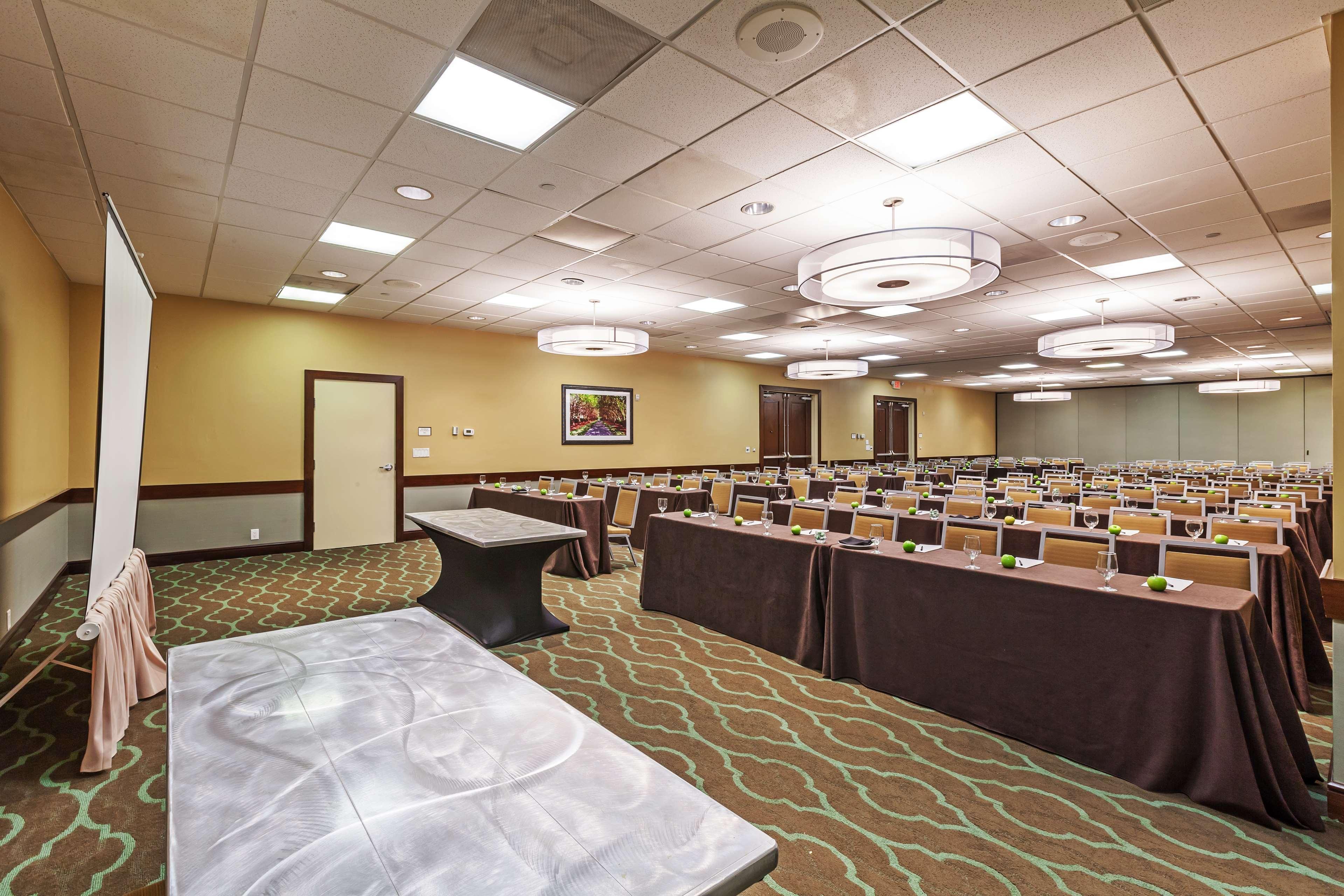 Embassy Suites By Hilton Dallas Market Center Экстерьер фото