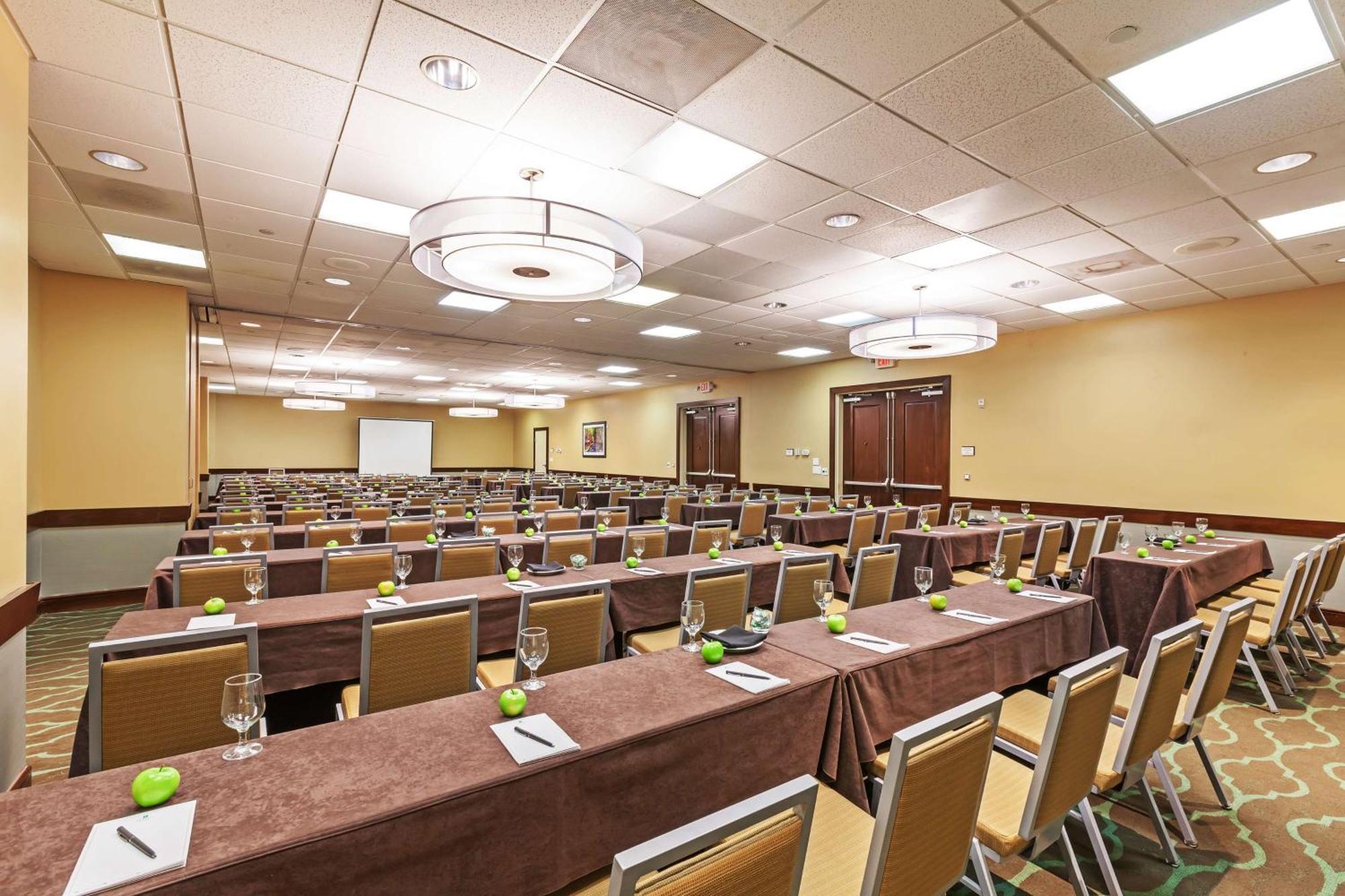 Embassy Suites By Hilton Dallas Market Center Экстерьер фото