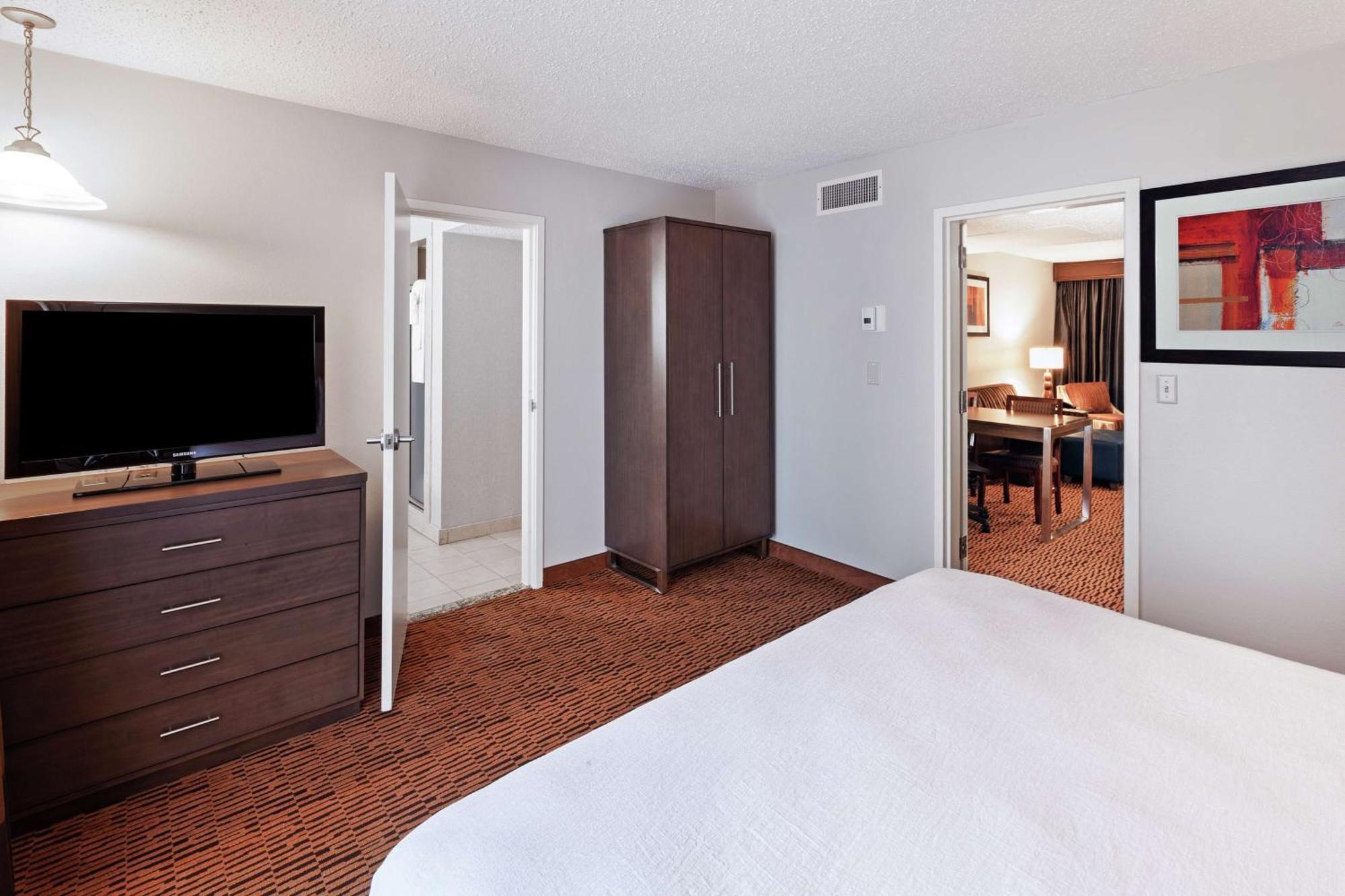 Embassy Suites By Hilton Dallas Market Center Экстерьер фото