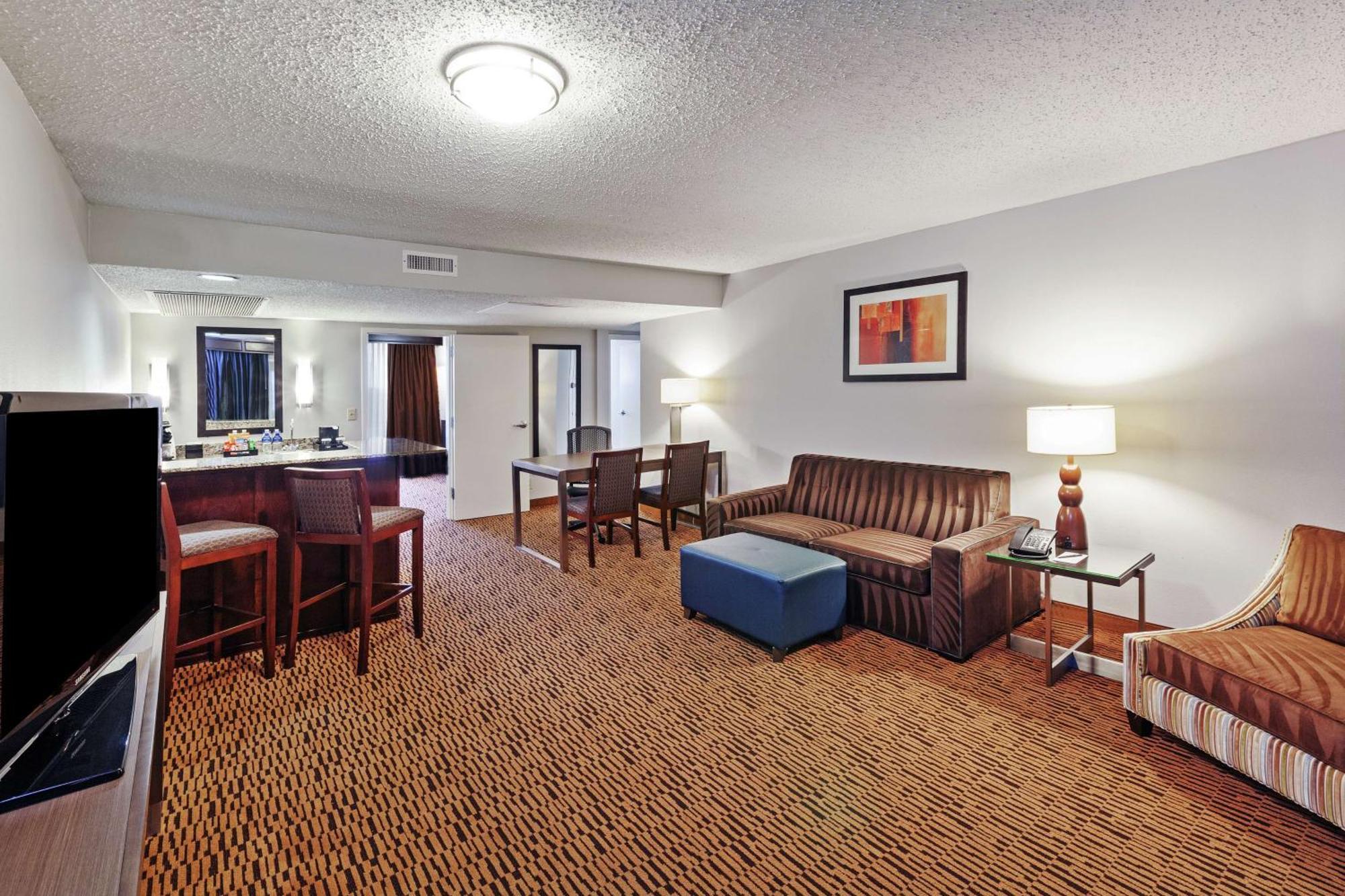 Embassy Suites By Hilton Dallas Market Center Экстерьер фото