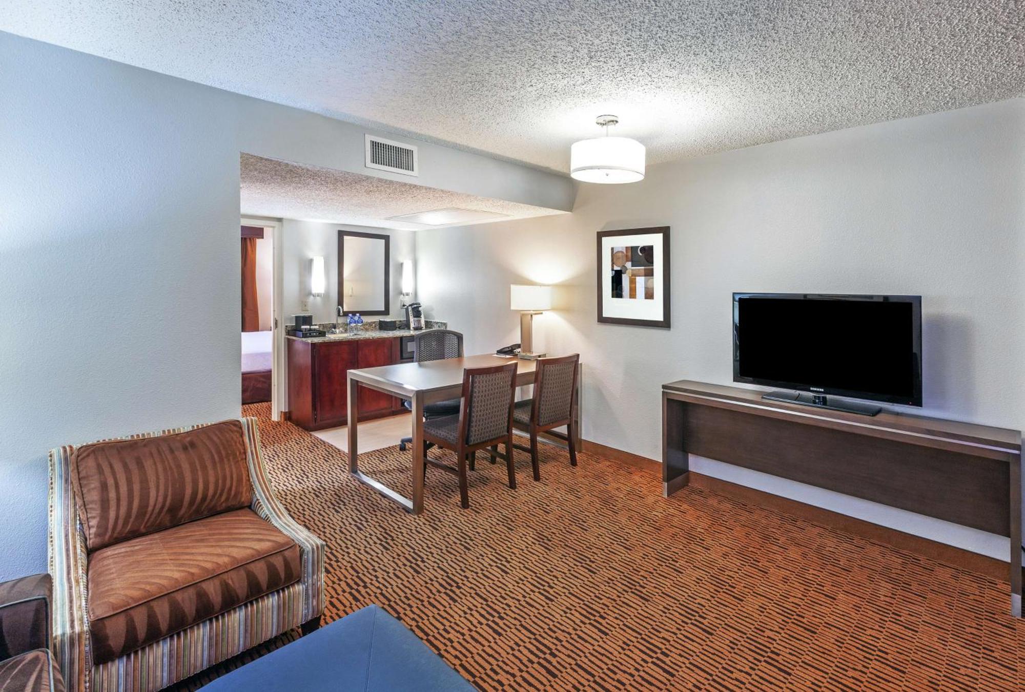 Embassy Suites By Hilton Dallas Market Center Экстерьер фото