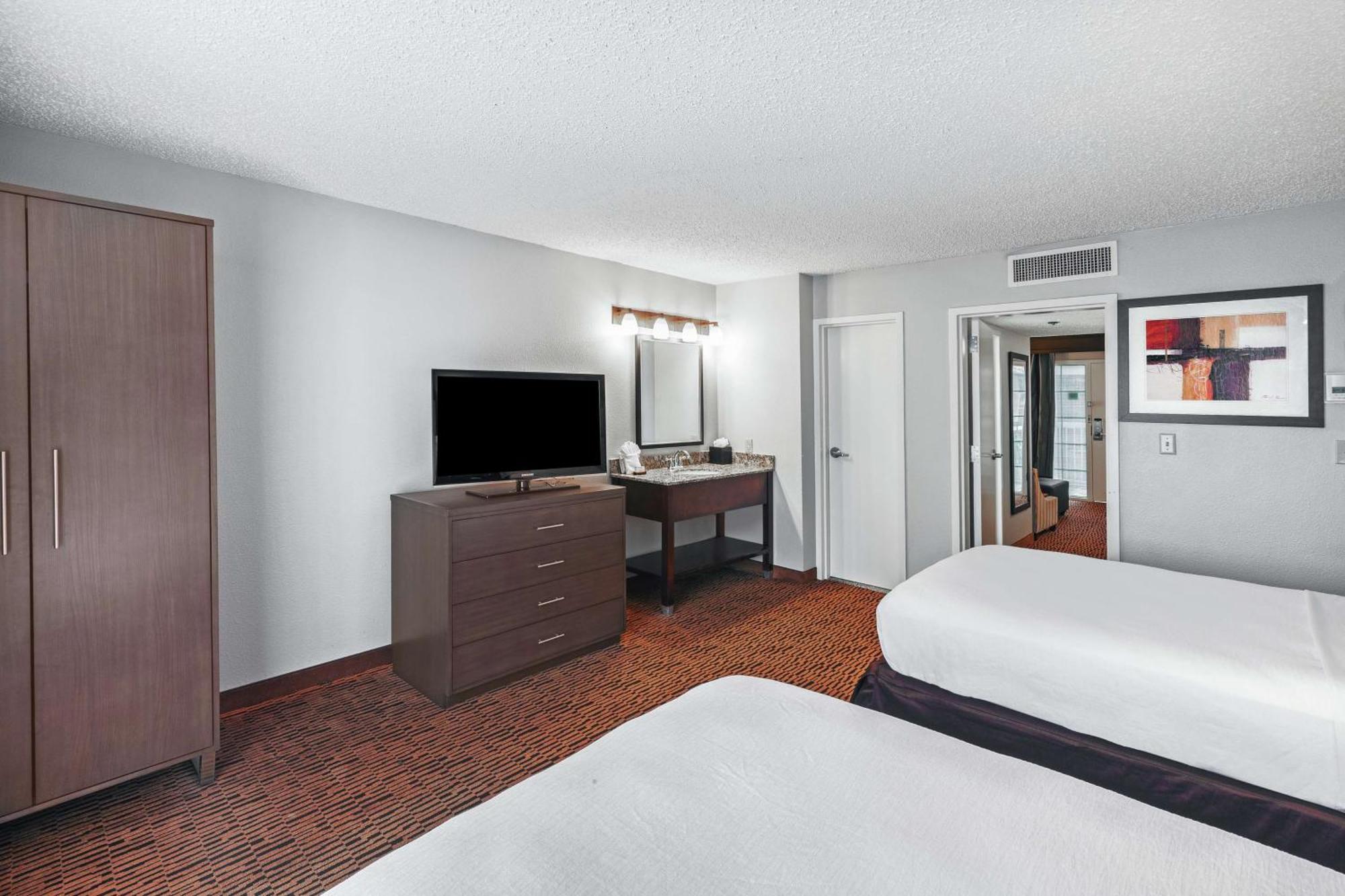 Embassy Suites By Hilton Dallas Market Center Экстерьер фото