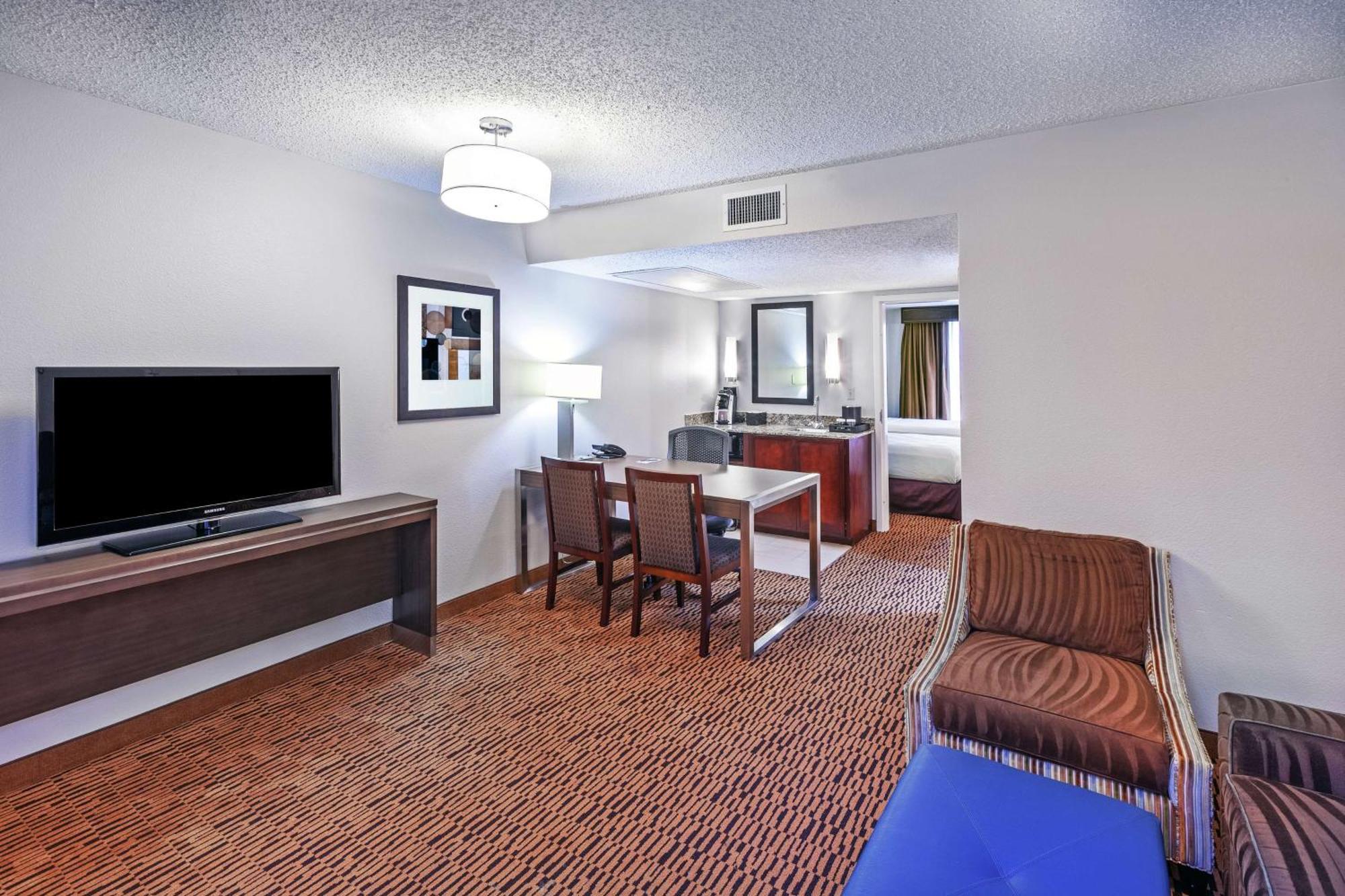 Embassy Suites By Hilton Dallas Market Center Экстерьер фото