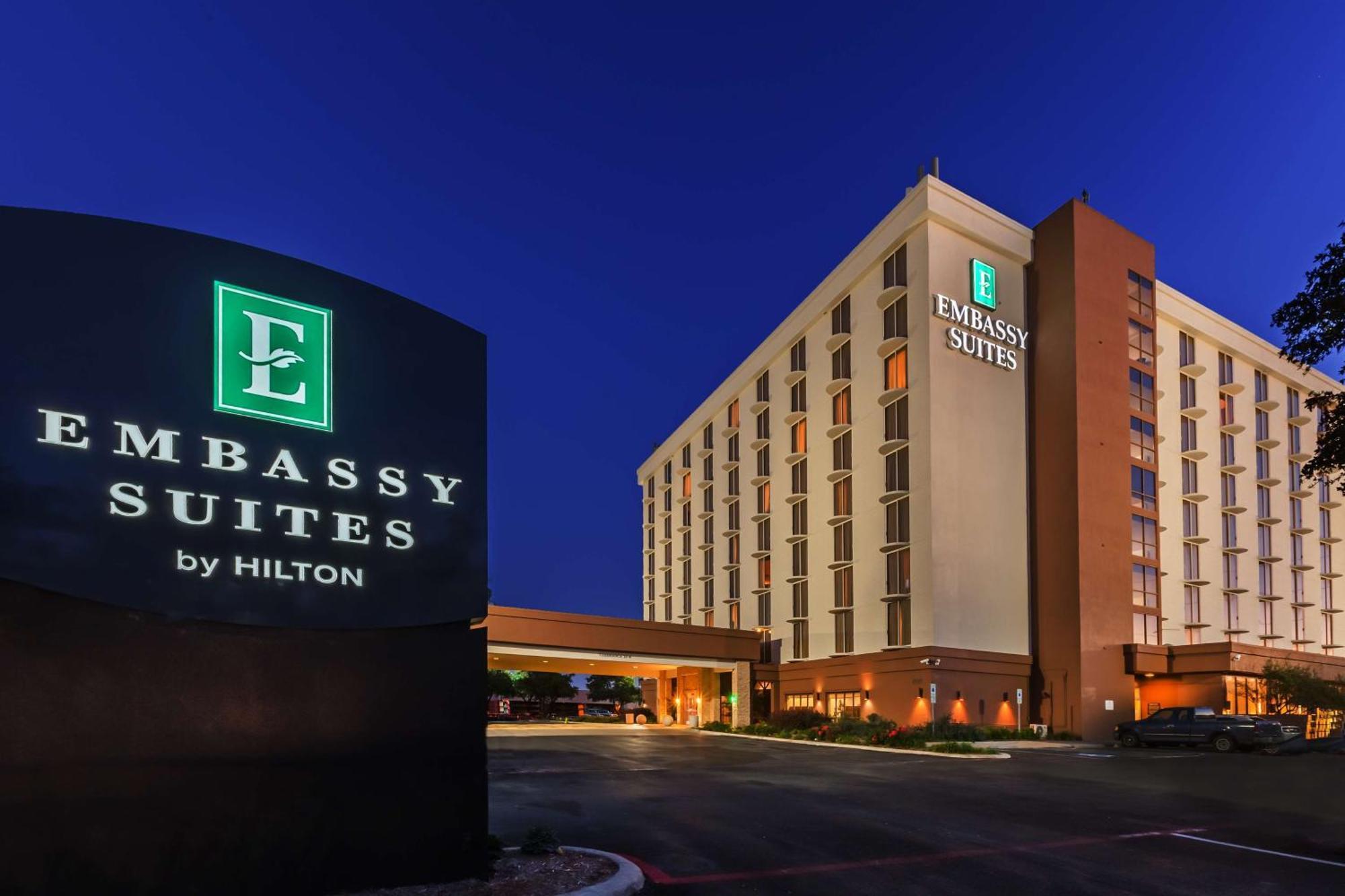 Embassy Suites By Hilton Dallas Market Center Экстерьер фото