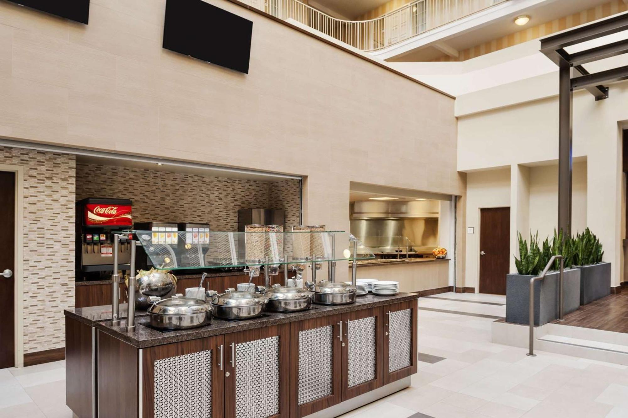 Embassy Suites By Hilton Dallas Market Center Экстерьер фото