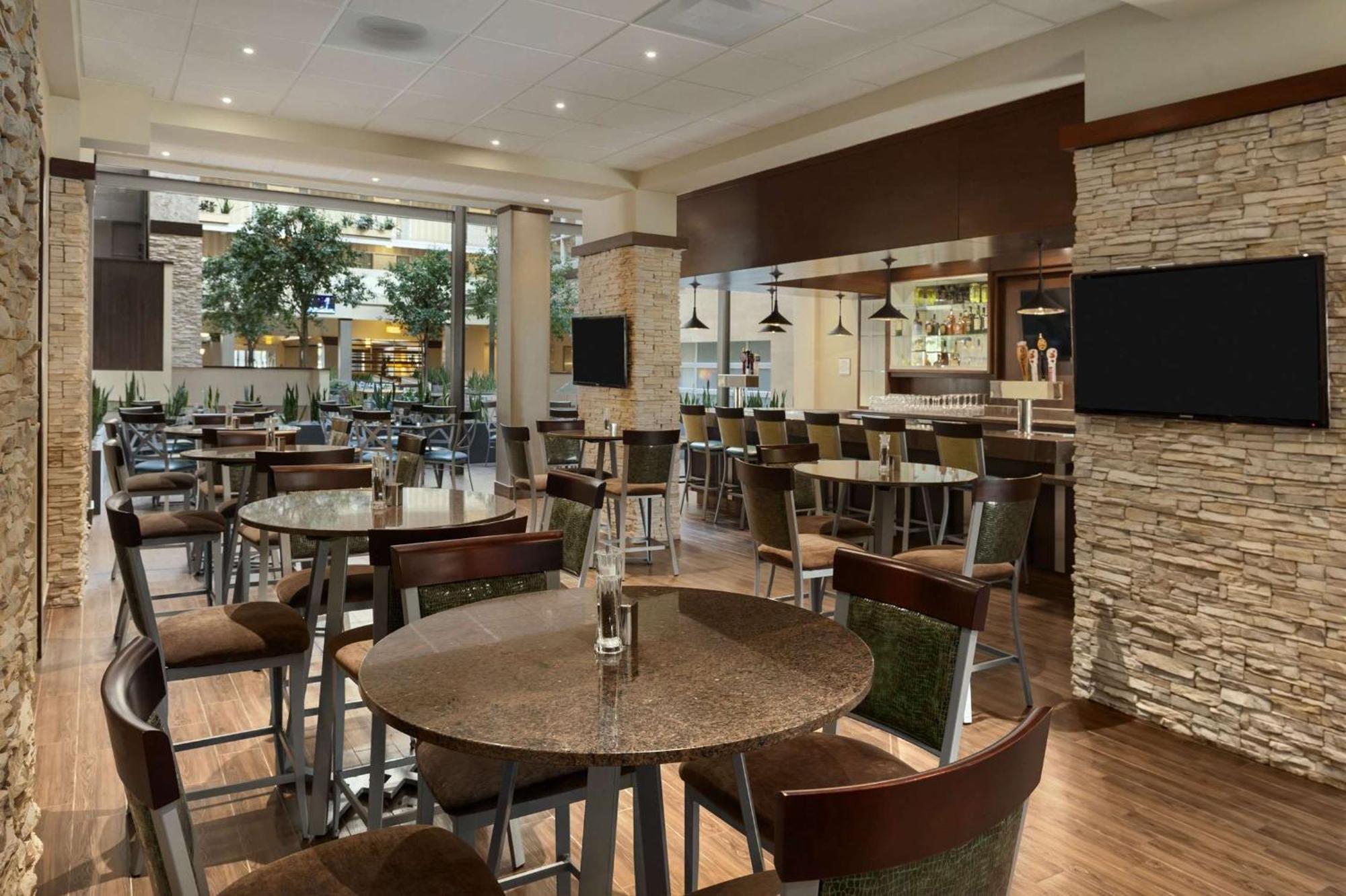 Embassy Suites By Hilton Dallas Market Center Экстерьер фото