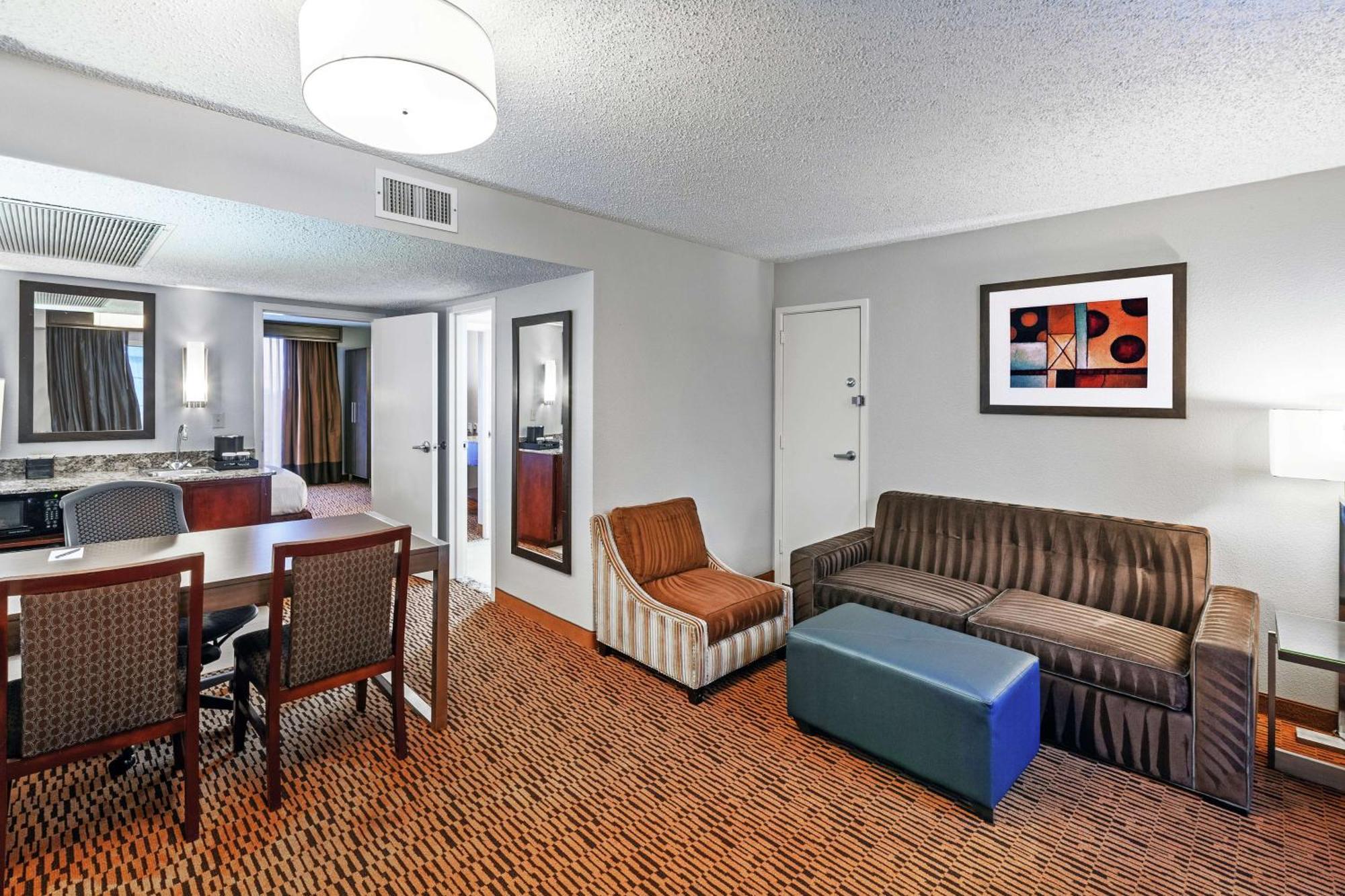 Embassy Suites By Hilton Dallas Market Center Экстерьер фото