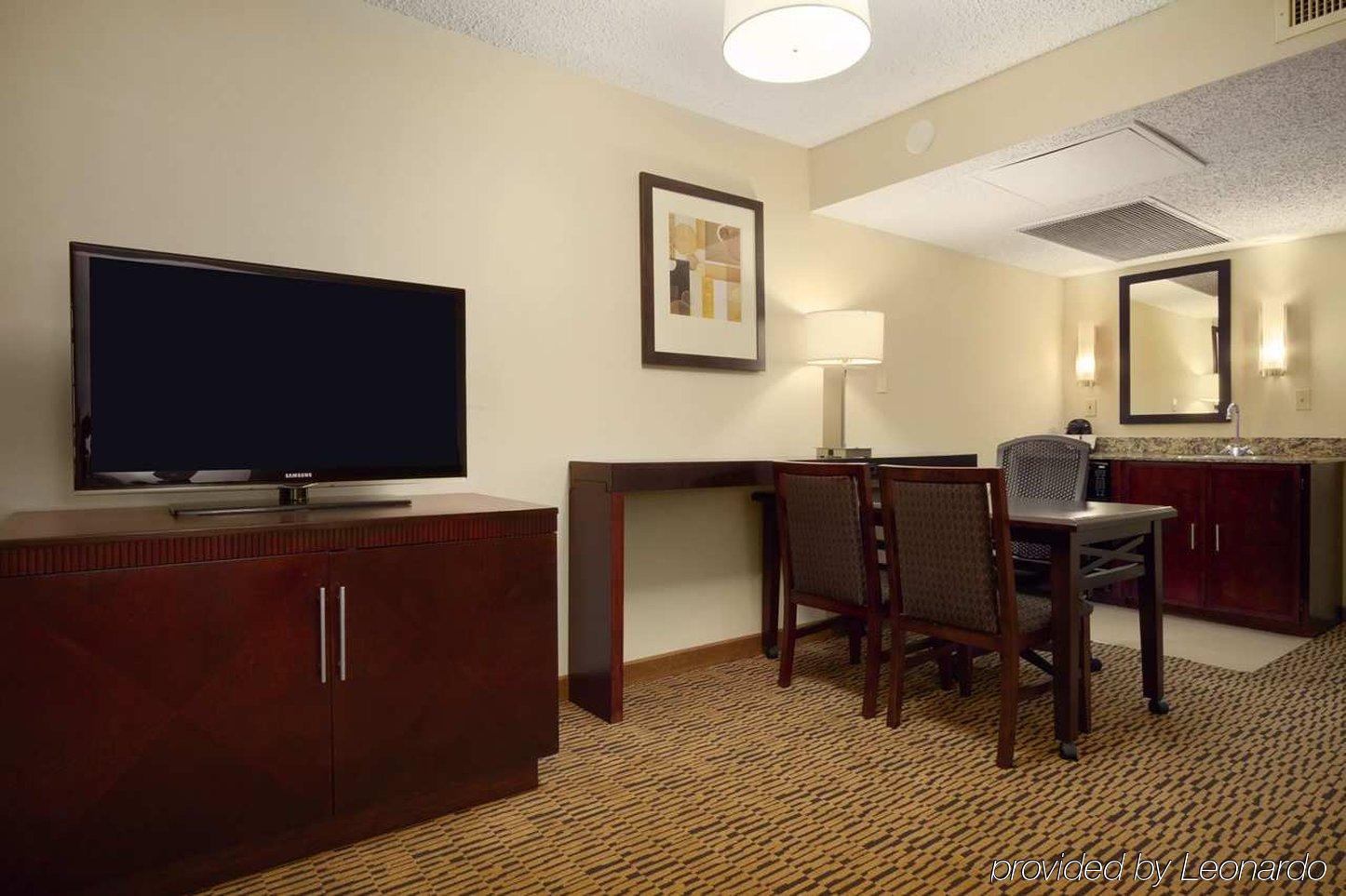 Embassy Suites By Hilton Dallas Market Center Номер фото